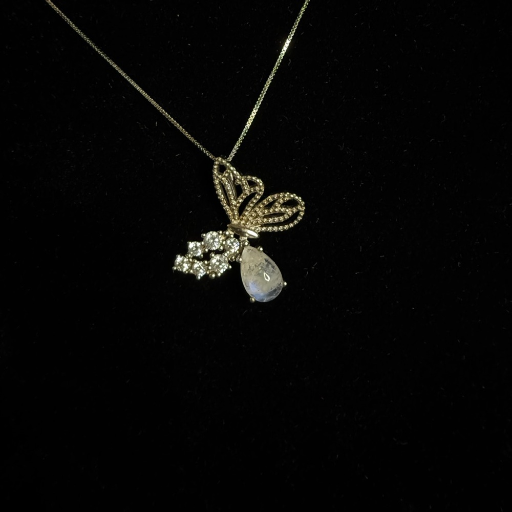 Elegant Moon Stone in 925 Sterling Silver 18”
